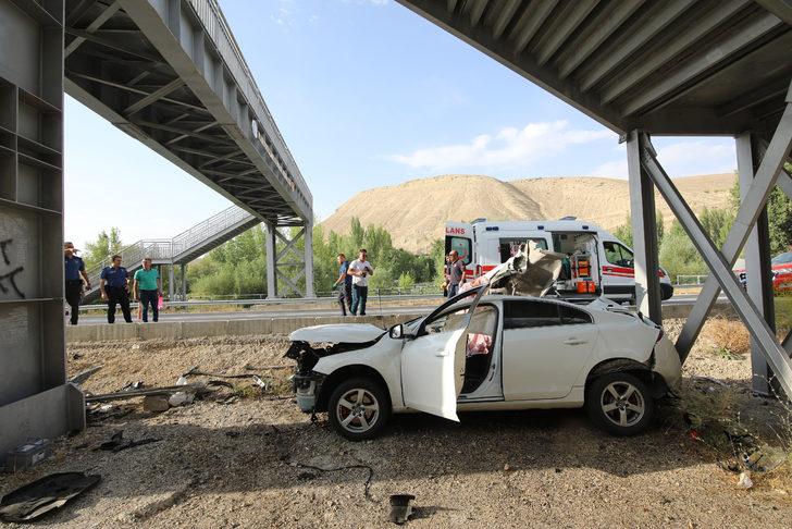 Malatya'da otomobilin üst geçide çarptığı kazada 2 kişi öldü, 2 kişi yaralandı G2