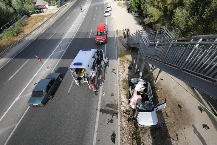 Malatya'da otomobilin üst geçide çarptığı kazada 2 kişi öldü, 2 kişi yaralandı G4