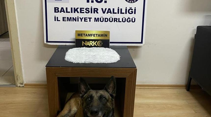 Balıkesir'de otomobilin el freninin altına gizlenmiş metamfetamin ele geçirildi