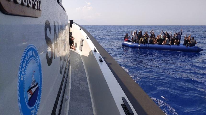 İzmir açıklarında geri itilen 45 düzensiz göçmen kurtarıldı