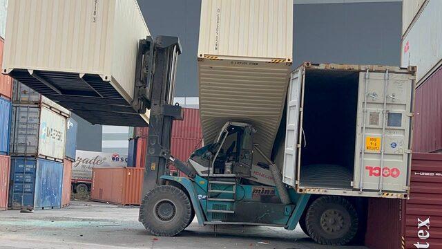Kocaeli'de konteynerin forkliftin üzerine düşmesi sonucu operatör yaralandı