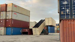 Kocaeli'de konteynerin forkliftin üzerine düşmesi sonucu operatör yaralandı