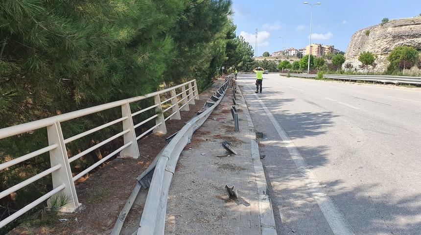 Karabük'te bariyere çarpan kamyonetteki 2 kişi yaralandı