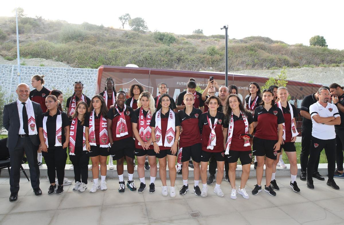 Hatayspor Kadın Futbol Takımı'nın yeni sezon kadrosu tanıtıldı