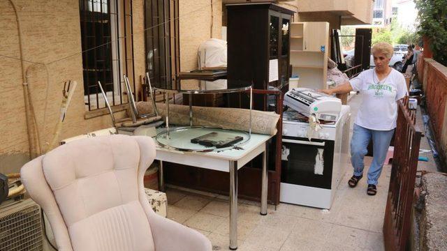 Antalya'da 4 çocuk annesi kadın evden çıkarıldı! Eşyalarıyla birlikte sokakta kaldı: Taşınmak için ev yok