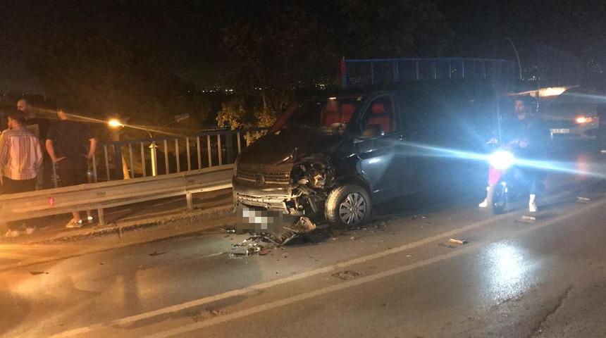 Turistleri taşıyan minib&uuml;s, ters y&ouml;ne girince kaza yaptı: 11 yaralı