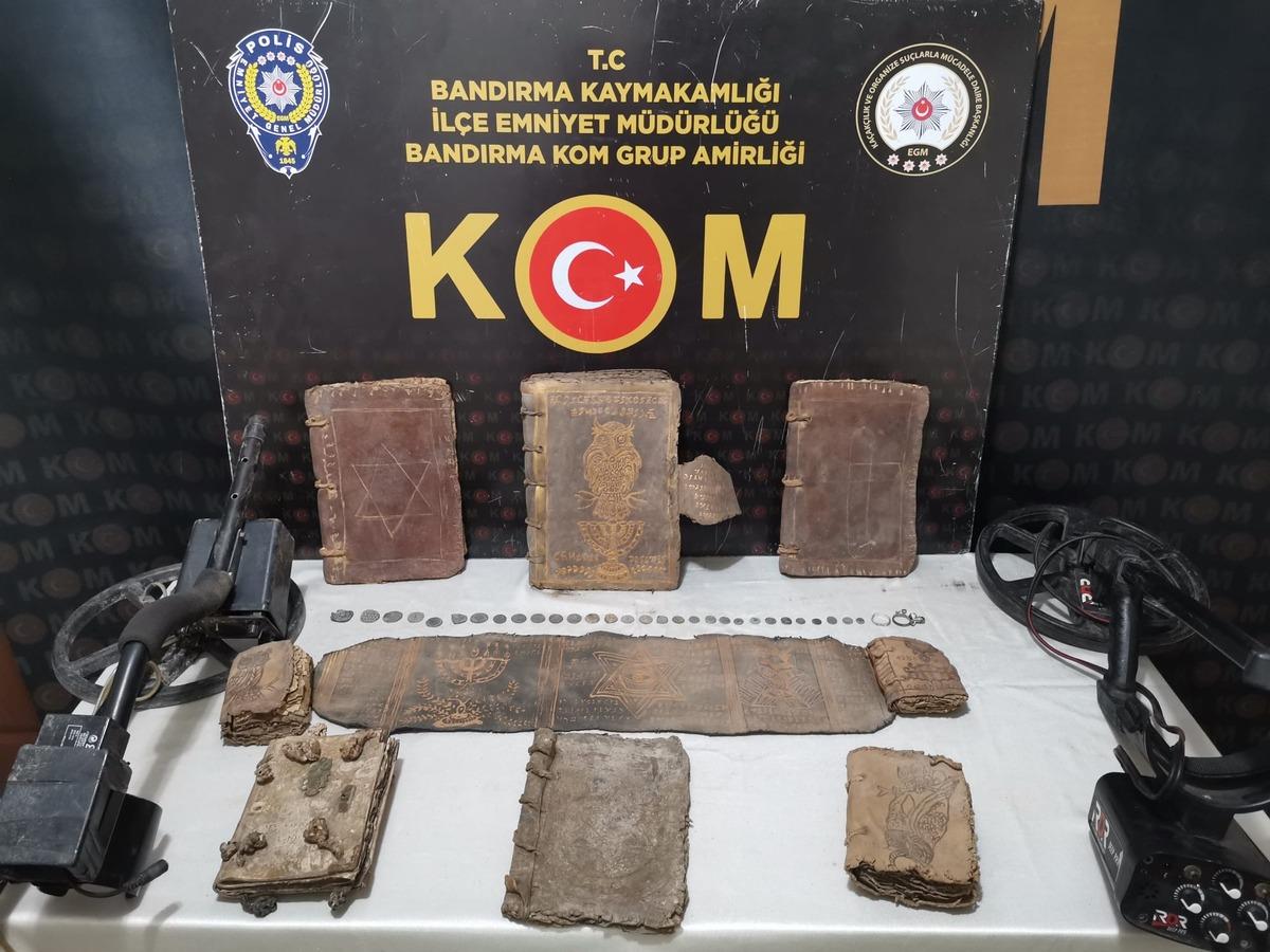 Balıkesir'de tarihi eser ka&ccedil;ak&ccedil;ılığı operasyonunda 4 zanlı yakalandı