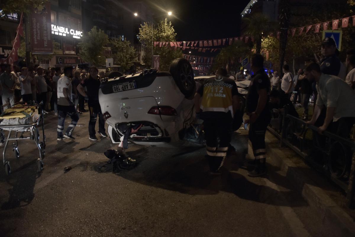 Bursa'da 3 otomobilin karıştığı kazada biri ağır 2 kişi yaralandı