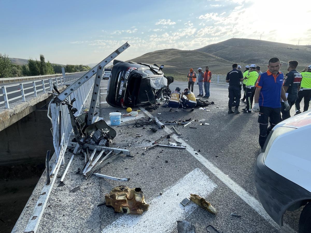 Yozgat'ta otomobilin k&ouml;pr&uuml; bariyerine &ccedil;arpması sonucu 3 kişi &ouml;ld&uuml;, 1 kişi yaralandı