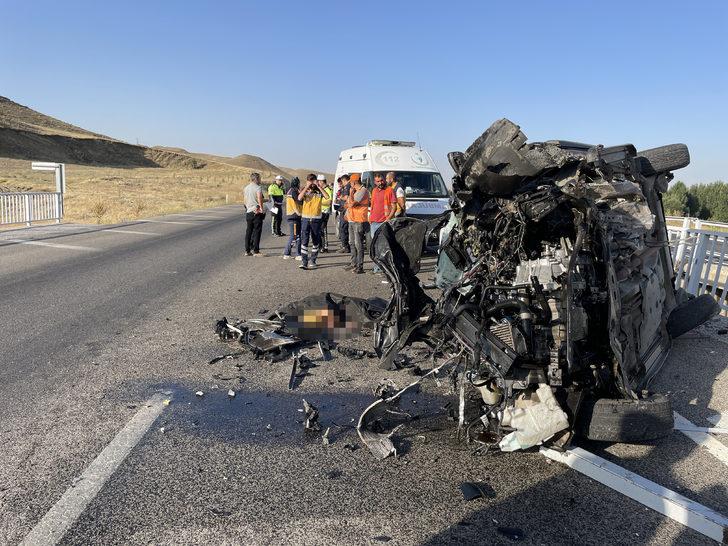 Yozgat'ta otomobilin köprü bariyerine çarpması sonucu 3 kişi öldü, 1 kişi yaralandı G2