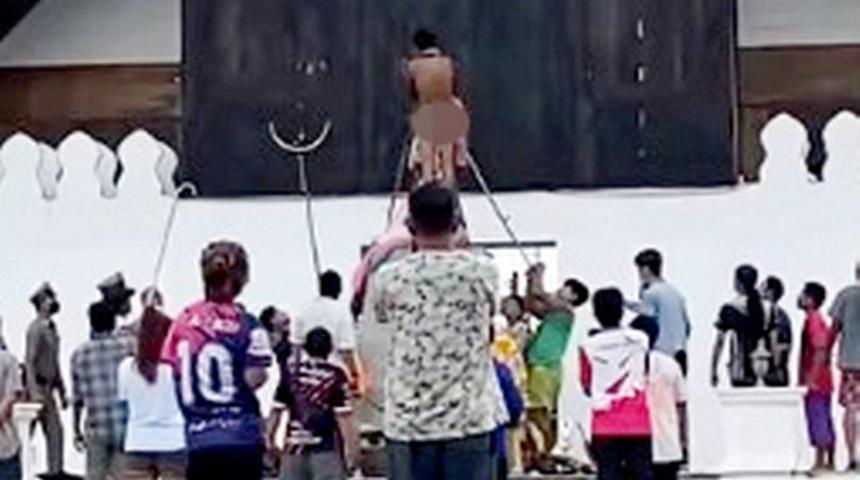 Şaşırtan görüntü! Çırılçıplak kutsal heykele tırmandı, duruma yerliler sert müdahale etti