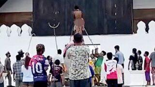 Şaşırtan görüntü! Çırılçıplak kutsal heykele tırmandı, duruma yerliler sert müdahale etti