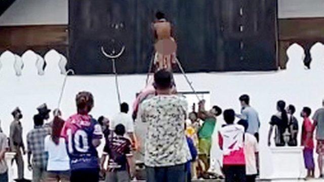 Şaşırtan görüntü! Çırılçıplak kutsal heykele tırmandı, duruma yerliler sert müdahale etti