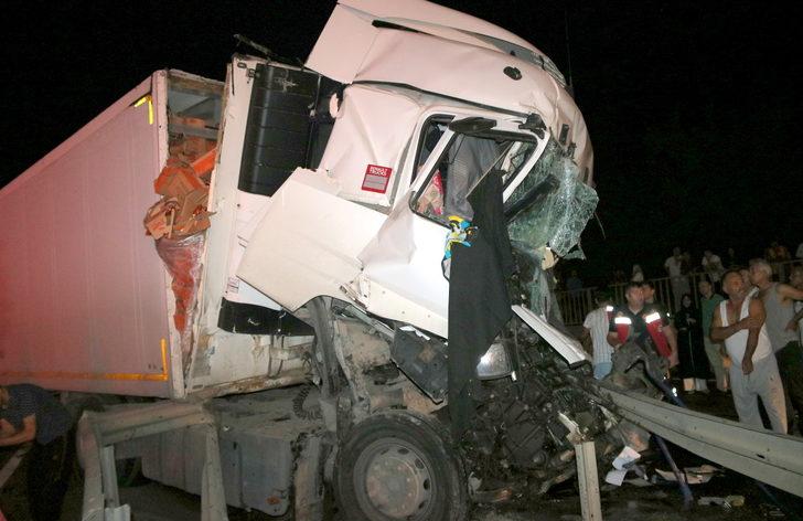 Sakarya'da 2 tırın çarpışması sonucu sürücüler yaralandı G1