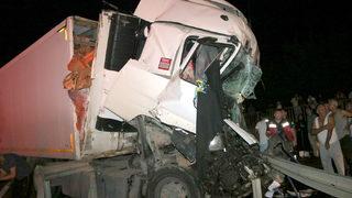 Sakarya'da 2 tırın çarpışması sonucu sürücüler yaralandı