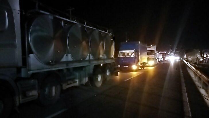 Sakarya'da 2 tırın çarpışması sonucu sürücüler yaralandı G3