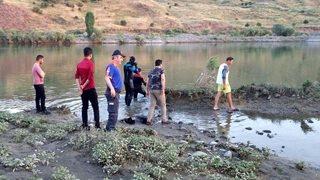 Elazığ'da anne akıntıya kapılan kızlarından birini kurtardı,diğerine yetişemedi