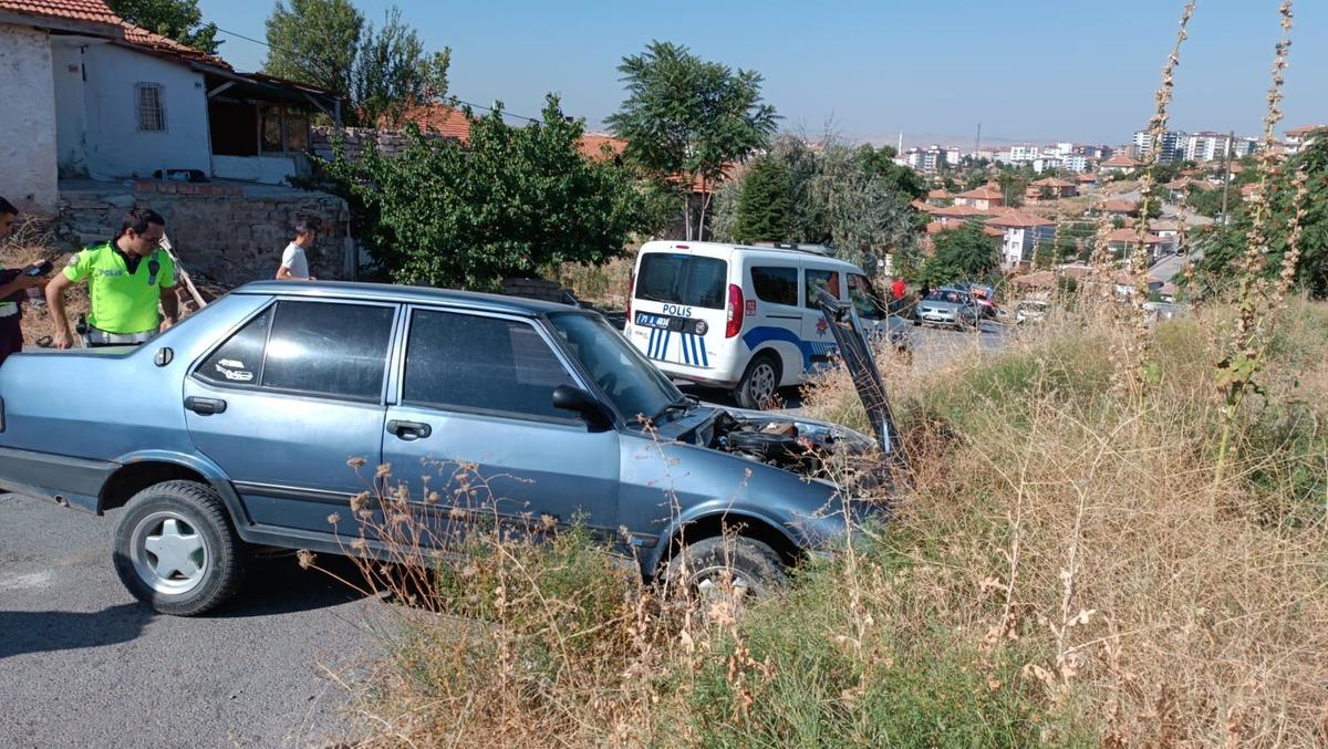 Kırıkkale'de ambulansla otomobil &ccedil;arpıştı, 3'&uuml; sağlık &ccedil;alışanı 4 kişi yaralandı