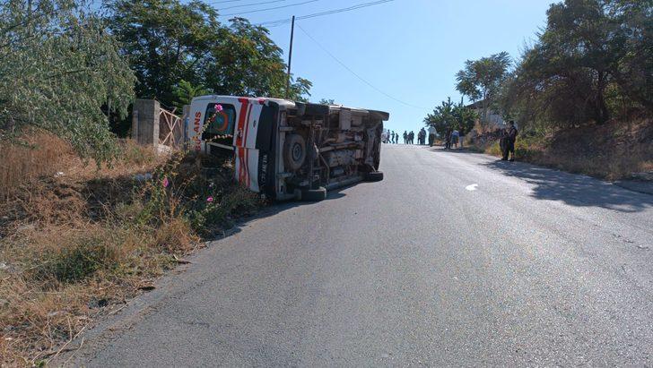 Kırıkkale'de ambulansla otomobil çarpıştı, 3'ü sağlık çalışanı 4 kişi yaralandı G2