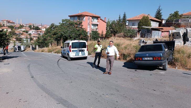 Kırıkkale'de ambulansla otomobil çarpıştı, 3'ü sağlık çalışanı 4 kişi yaralandı G3