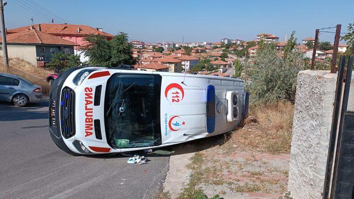 Kırıkkale'de ambulansla otomobil çarpıştı, 3'ü sağlık çalışanı 4 kişi yaralandı G4