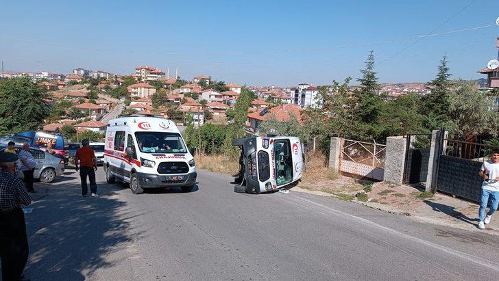 Kırıkkale'de ambulansla otomobil çarpıştı, 3'ü sağlık çalışanı 4 kişi yaralandı G5