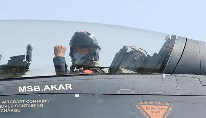 Bakan Akar F16 kokpitinde! Ege Denizi'nin kuzeyinde özel uçuş yaptı