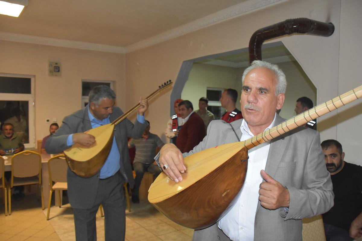Karslı aşıklar k&ouml;ydeki erkekleri kadına y&ouml;nelik şiddete karşı atışmayla uyardı