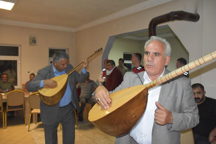 Karslı aşıklar köydeki erkekleri kadına yönelik şiddete karşı atışmayla uyardı G1