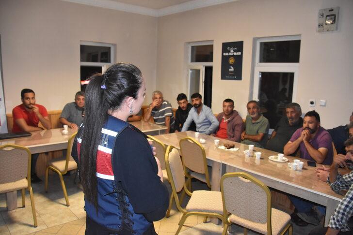 Karslı aşıklar köydeki erkekleri kadına yönelik şiddete karşı atışmayla uyardı G3