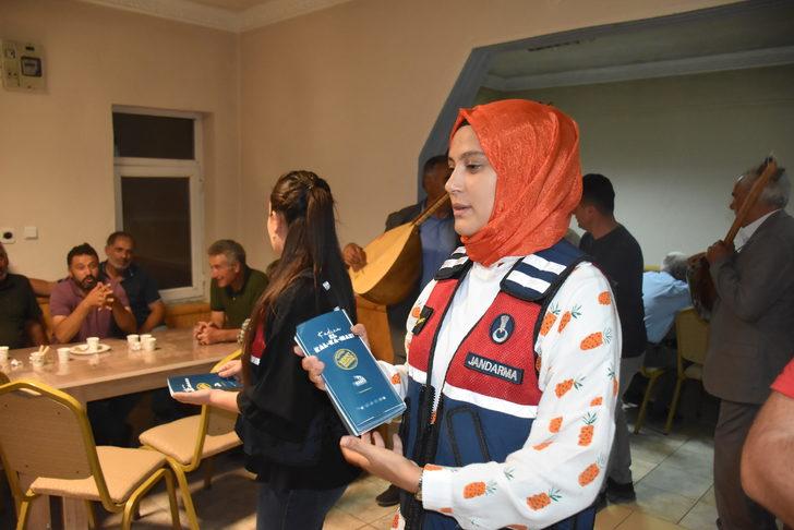 Karslı aşıklar köydeki erkekleri kadına yönelik şiddete karşı atışmayla uyardı G5