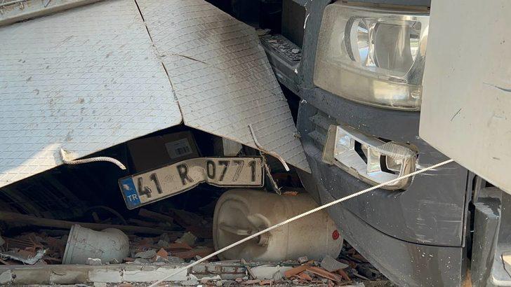 Kocaeli'de park halindeyken hareket eden tır iş yerine çarptı G1