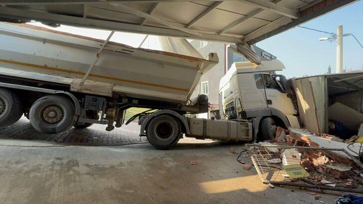 Kocaeli'de park halindeyken hareket eden tır iş yerine çarptı G2