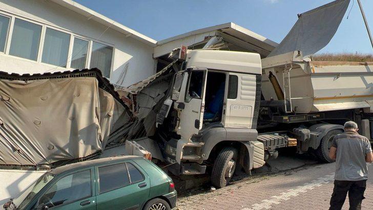 Kocaeli'de park halindeyken hareket eden tır iş yerine çarptı G3