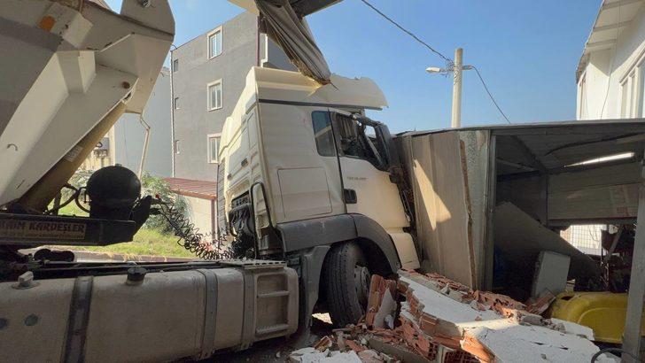 Kocaeli'de park halindeyken hareket eden tır iş yerine çarptı G4