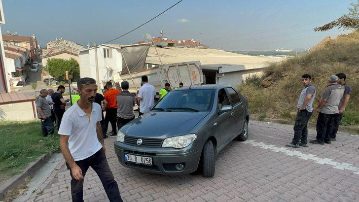Kocaeli'de park halindeyken hareket eden tır iş yerine çarptı G5
