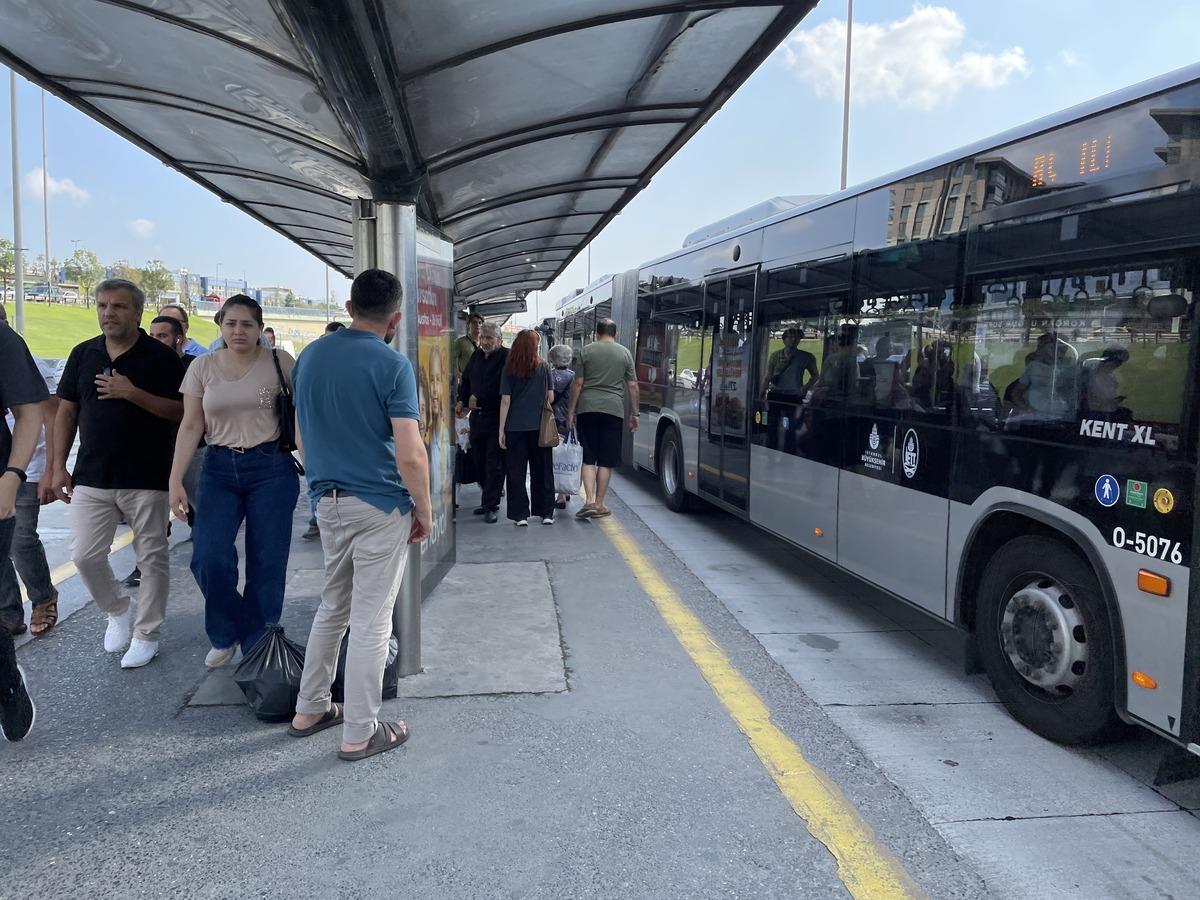 Cevizlibağ Metrob&uuml;s Durağı beton yol &ccedil;alışması sebebiyle S&ouml;ğ&uuml;tl&uuml;&ccedil;eşme y&ouml;n&uuml;ne kapatıldı