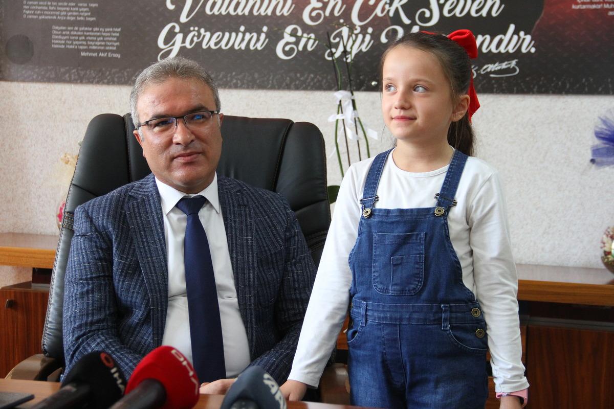 Kayseri'de 9 yaşındaki Yaren kumbarasındaki paraları &ouml;zel eğitim sınıfına bağışladı