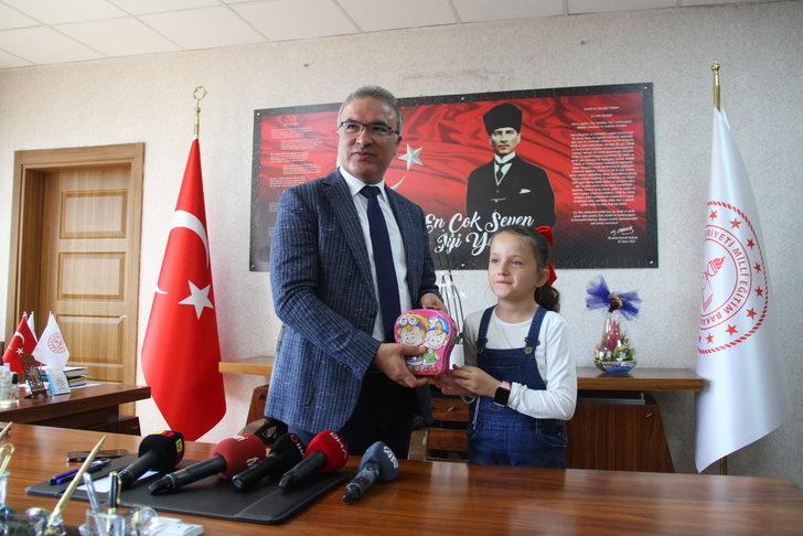 Kayseri'de 9 yaşındaki Yaren kumbarasındaki paraları özel eğitim sınıfına bağışladı G5