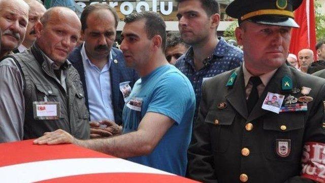 Cenazeye saatler kala şehit babasının dava açacağı duyuldu, şehidin tabutu açıldı
