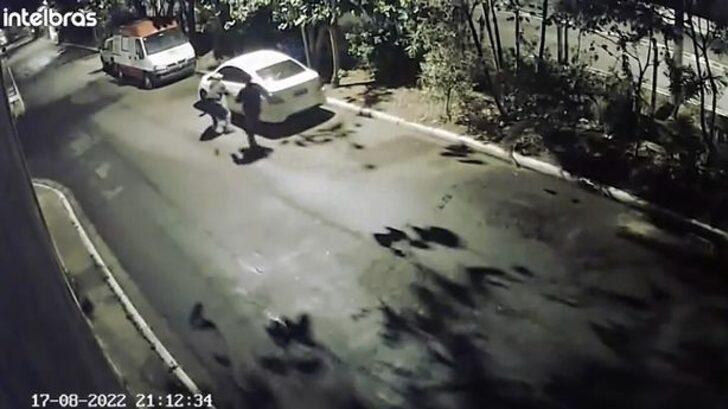 Arabada cinsel ilişkiye giren çift hırsızların hedefi oldu! Tamamen çıplak sokağa atıldılar G2