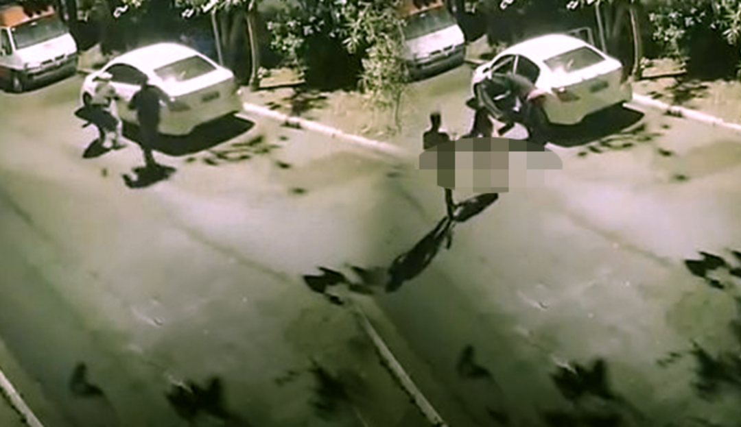 Arabada cinsel ilişkiye giren &ccedil;ift hırsızların hedefi oldu! Tamamen &ccedil;ıplak sokağa atıldılar