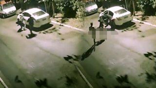 Arabada cinsel ilişkiye giren çift hırsızların hedefi oldu! Tamamen çıplak sokağa atıldılar