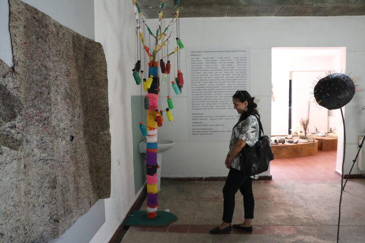 Öğrenciler nehir kenarından topladıkları atıklardan hazırladıkları çalışmaları sergiledi G2