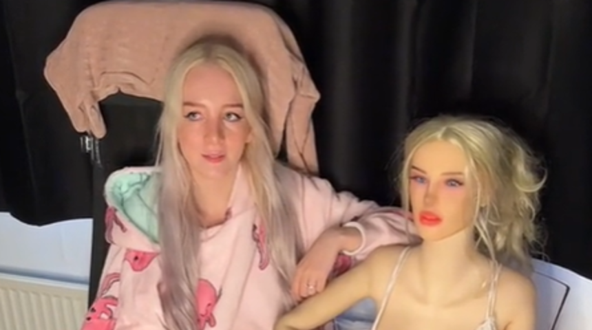 Erkek arkadaşına hediyesi sosyal medyada olay oldu! “Kendime tıpatıp benzeyen bir şişme bebek aldım”