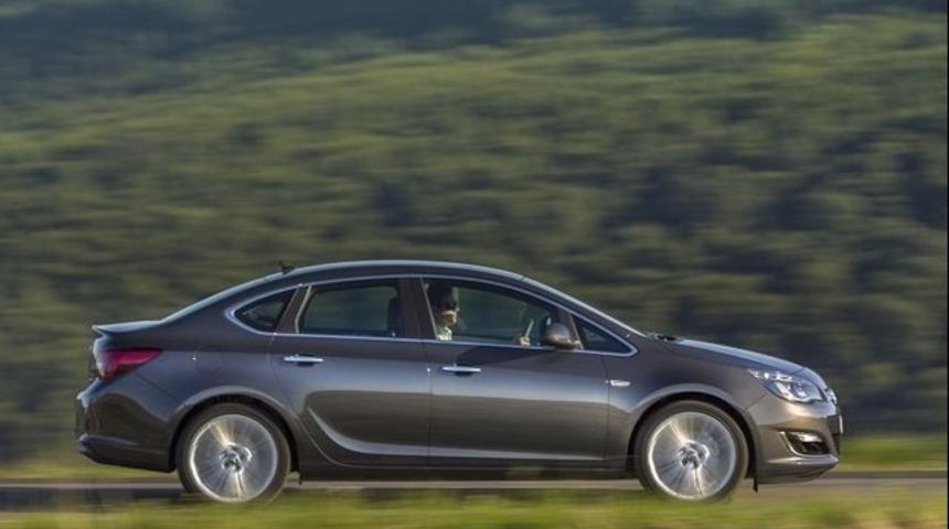 Opel Astra Sedan&rsquo;dan G&ouml;vde G&ouml;sterisi!