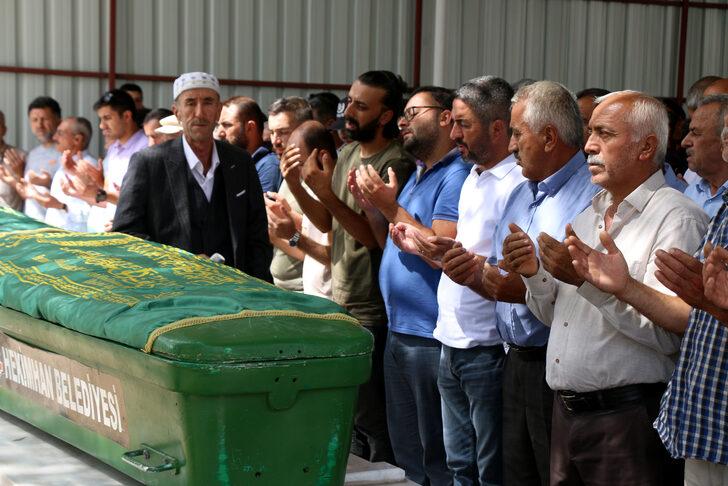 Sivas'ta kamyon ile minibüsün çarpışması sonucu ölenlerden 4'ünün cenazesi defnedildi G3