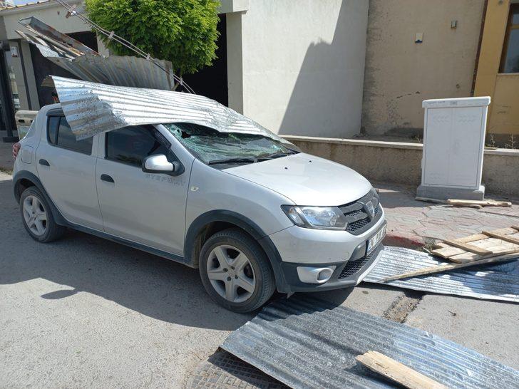 Sivas'ta şiddetli rüzgar bir binanın çatısını uçurdu G1