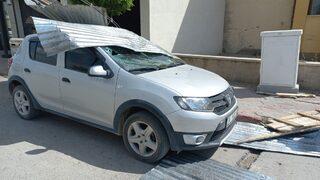 Sivas'ta şiddetli rüzgar bir binanın çatısını uçurdu