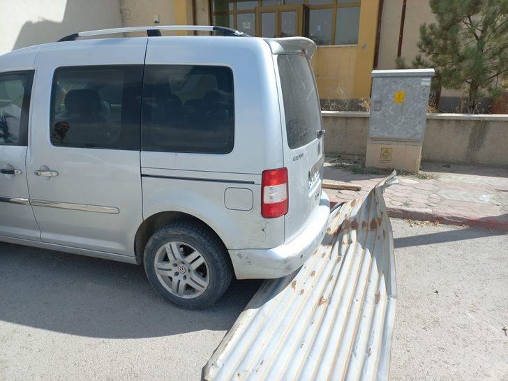 Sivas'ta şiddetli rüzgar bir binanın çatısını uçurdu G2